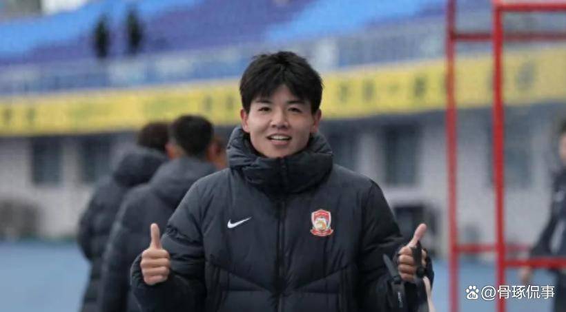 21岁中国新星零转会登陆英超！签狼队长约，亚洲杯后官宣，外租练级冲劳工证！